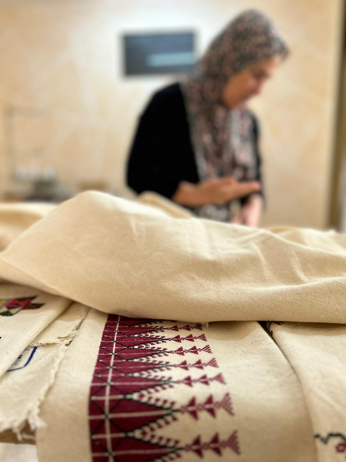 Femme artisan, Cisjordanie Palestinienne, photo credit Annie Waterman.