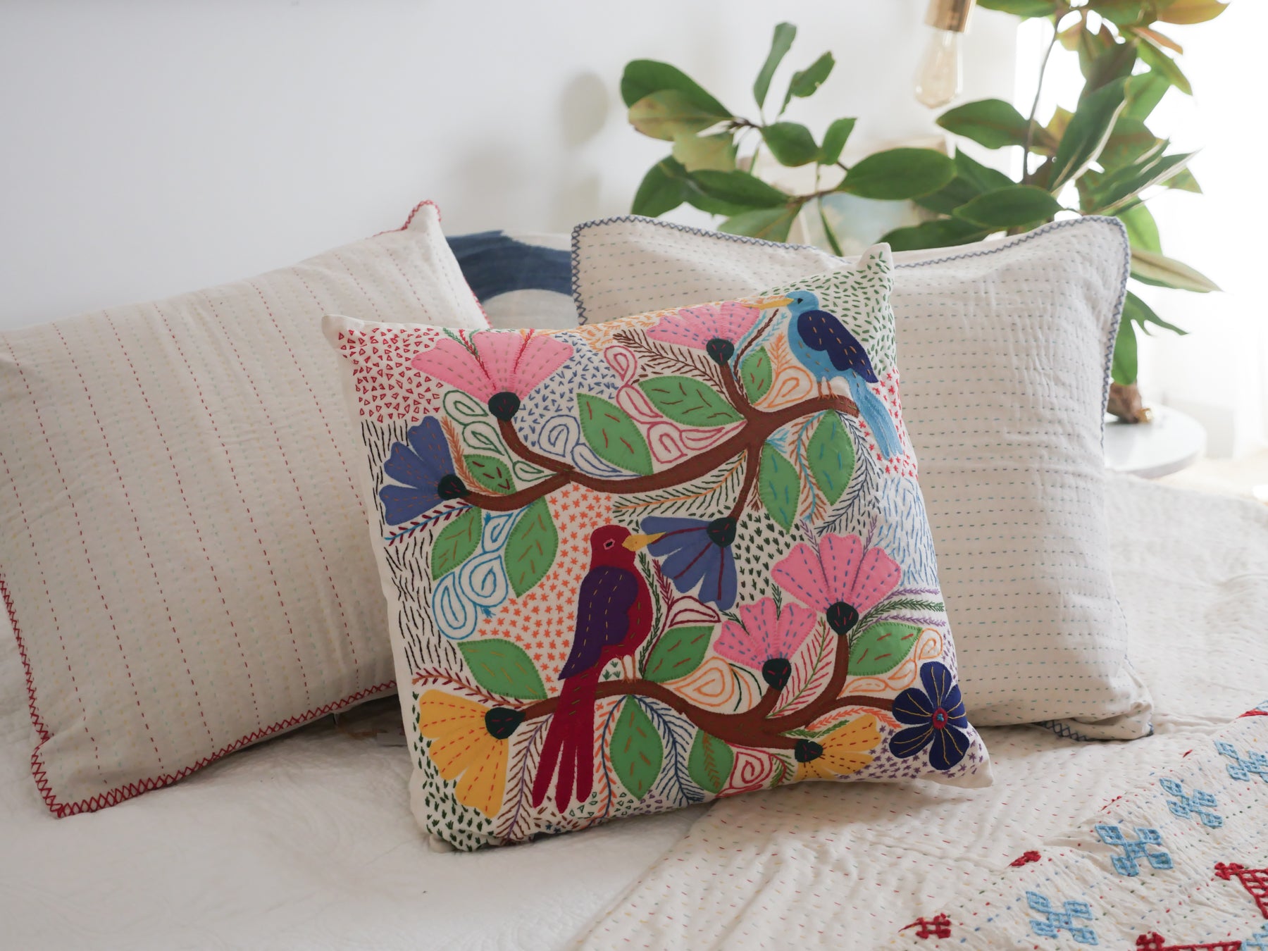 Coussin  avec des brodéries en appliqué. Coussin  avec des brodéries en appliqué.