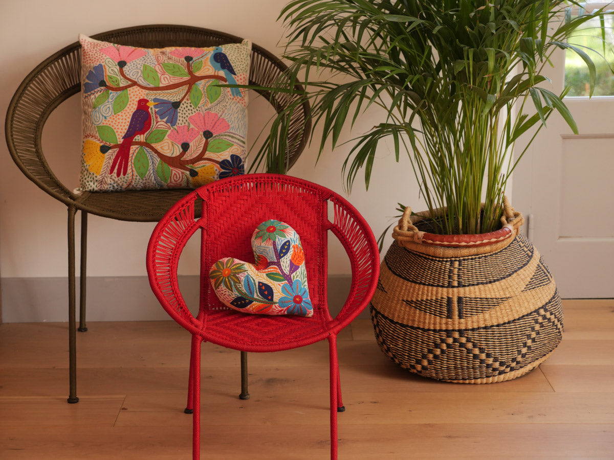 Coussin  avec des brodéries en appliqué. Coussin  avec des brodéries en appliqué.