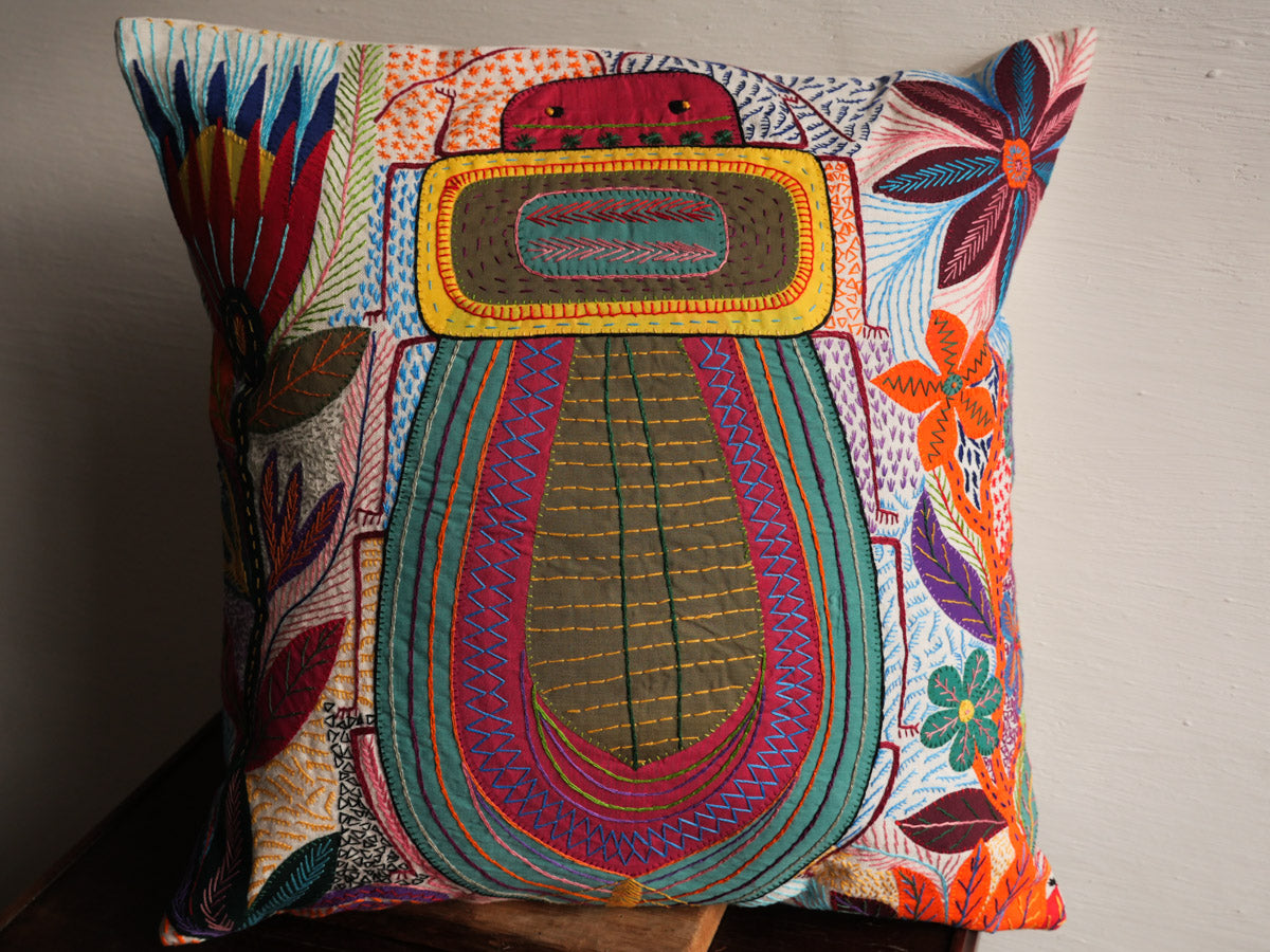 Coussin brodé main en Afrique du sud. Commerce equitable. Hand embroidered cushion, made by the women of The Forward Group in South Africa. 