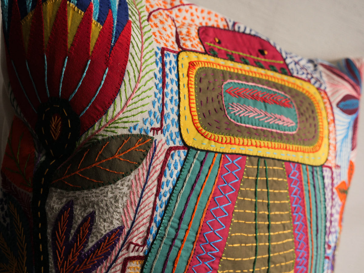 Coussin brodé main en Afrique du sud. Commerce equitable. Hand embroidered cushion, made by the women of The Forward Group in South Africa. 