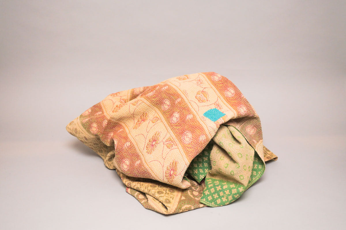 Kantha sari couvre-lit  No.106 "Sandbanks",  coton recyclé brodé à la main