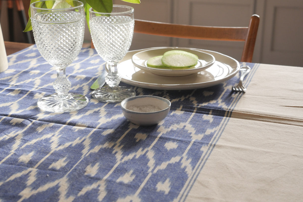  Élégant tissu en coton fabriqué à la main, teint avec des  couleurs naturelles et tissé selon la technique ikat dans le nord de l'Inde. Magnifique utilisé comme nappe de table ou comme couvre-lit. Indigo foncé, bleu/ noir. 