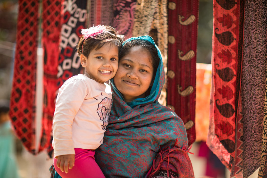 Femme artisan et son enfant, Bangladesh