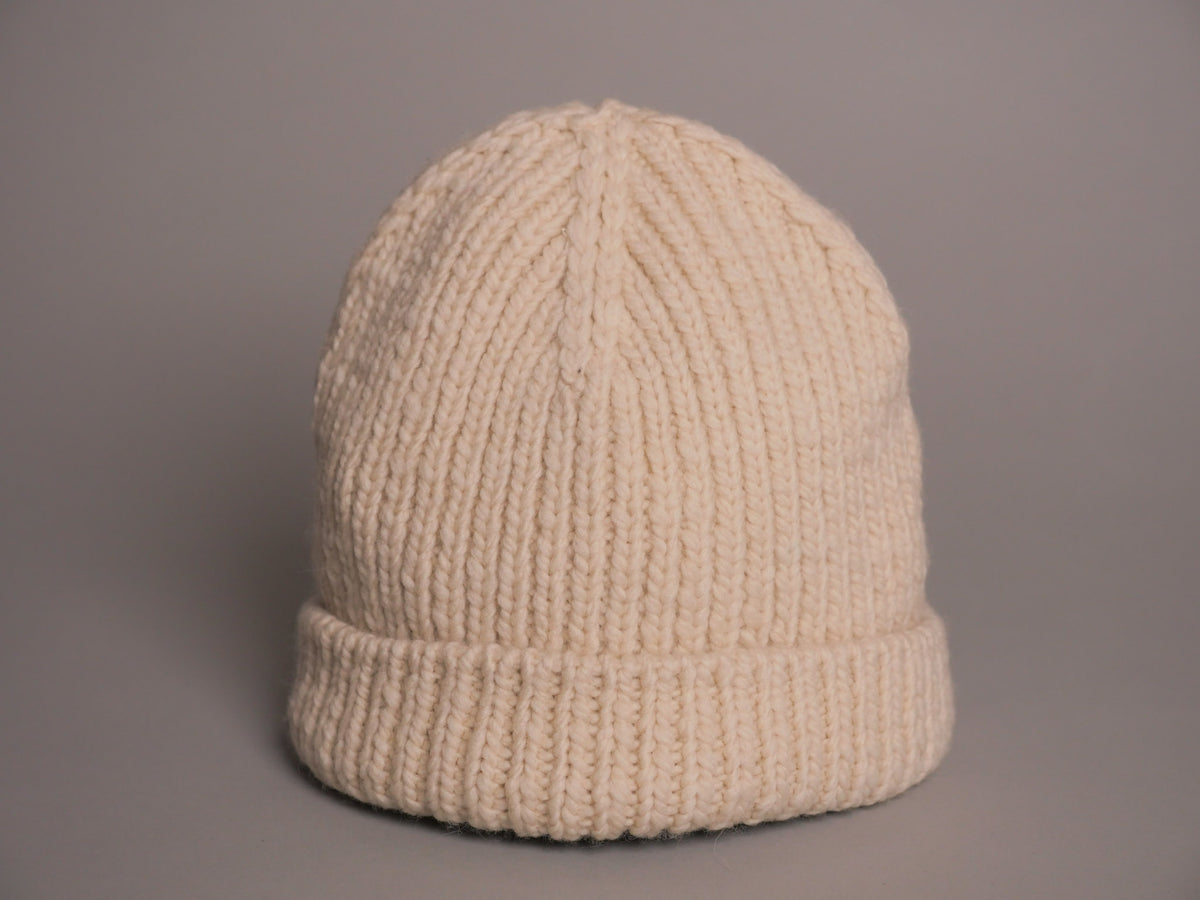 Bonnet en laine himalayenne fait main, teinte artisanale, style retroussé.