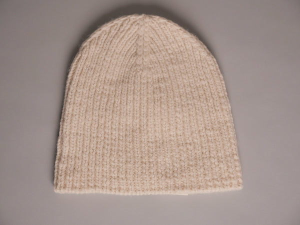 Bonnet en laine himalayenne fait main, teinte artisanale, style retroussé.
