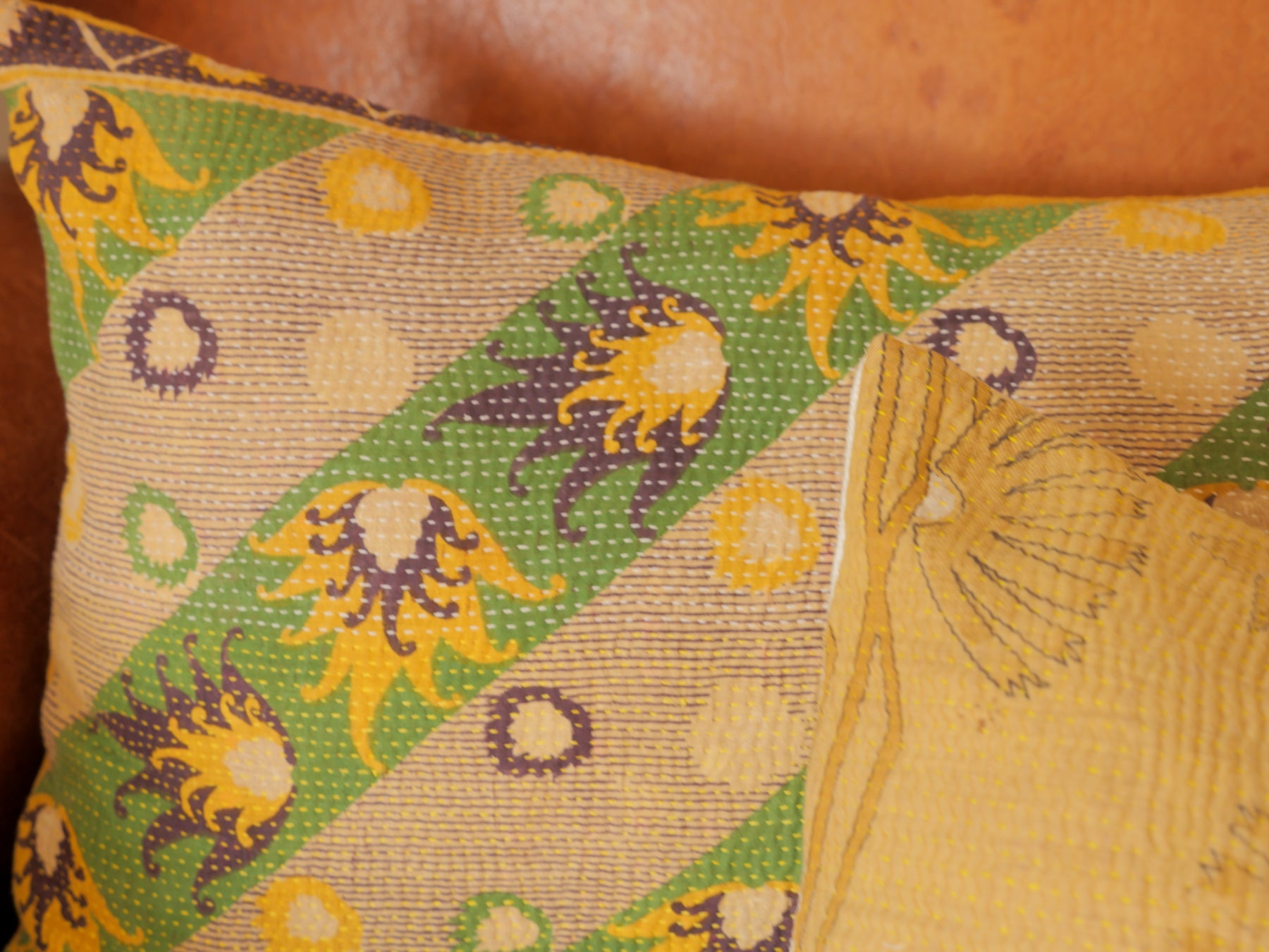 Ochre & Violet Flame. Kantha Vintage housse de coussin Image secondaire du produit