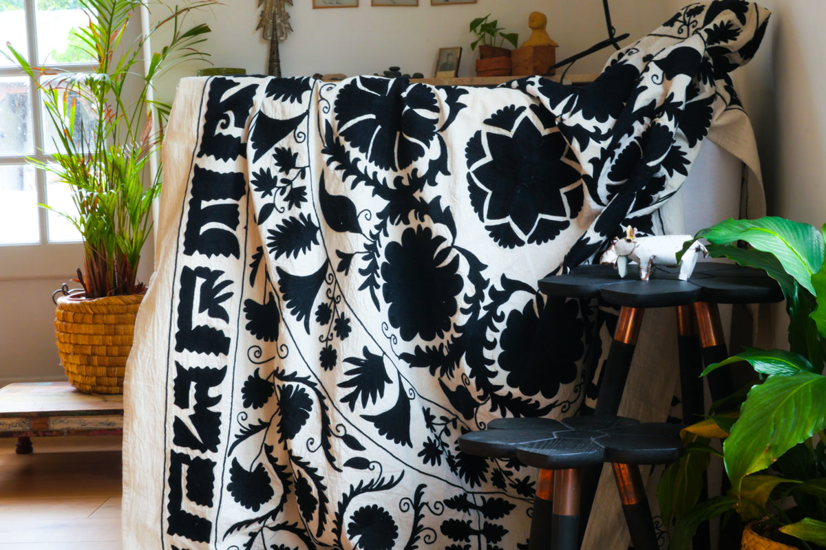 Couverture brodé main, noir sur blanc. Mochi suzani. 150x230cm Image principale du produit