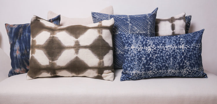 Une sélection des coussins tissé main teinte avec des couleurs naturelles