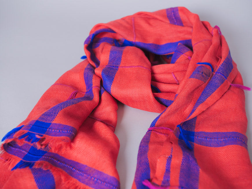 Echarpe tissé main en cachemire et laine fin, rouge et bleu