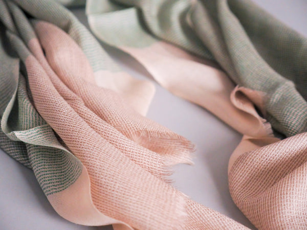 Écharpe en Cachemire et Soie Ultra-Douce. Beige et vert pâle.