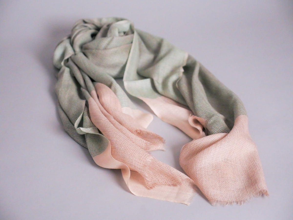 Écharpe en Cachemire et Soie Ultra-Douce. Beige et vert pâle. Image principale du produit