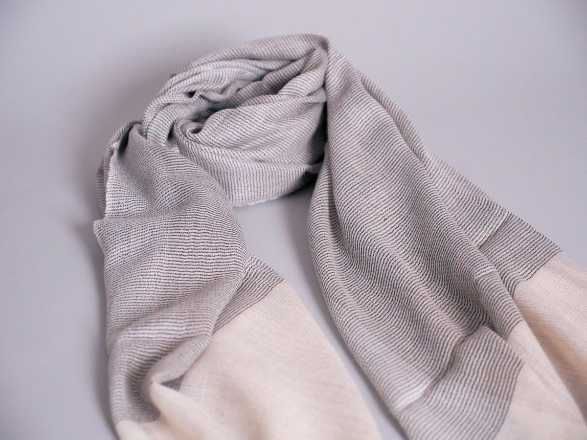 Écharpe en Cachemire et Soie Ultra-Douce. Beige et gris. Image principale du produit