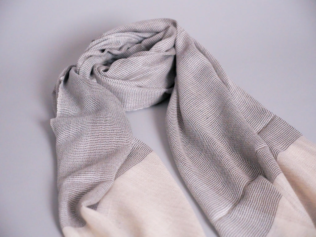 Écharpe en Cachemire et Soie Ultra-Douce. Beige et gris.