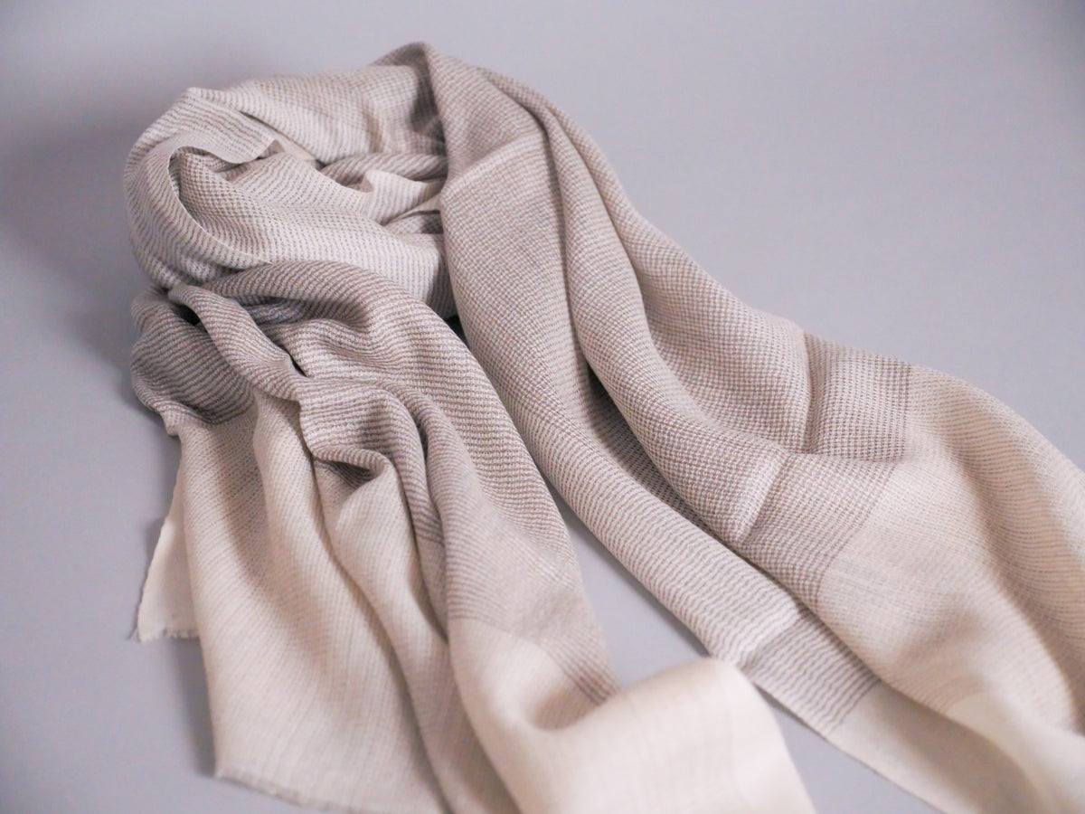 Écharpe en Cachemire et Soie Ultra-Douce. Beige. Image principale du produit