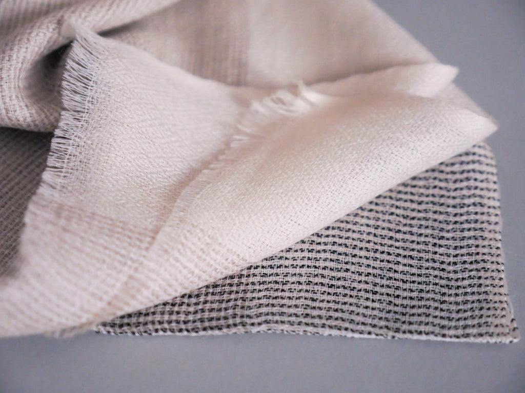 Écharpe en Cachemire et Soie Ultra-Douce. Beige et gris.