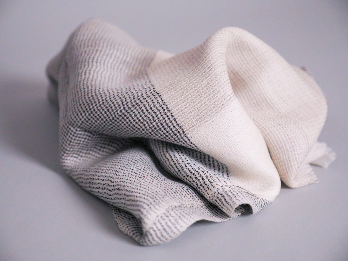 Écharpe en Cachemire et Soie Ultra-Douce. Beige et gris.