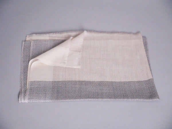 Écharpe en Cachemire et Soie Ultra-Douce. Beige et gris.