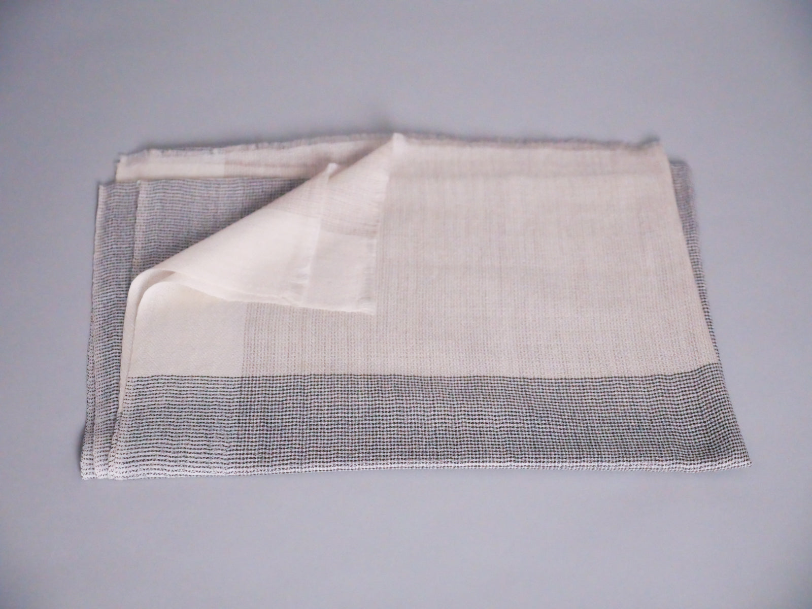 Écharpe en Cachemire et Soie Ultra-Douce. Beige et Gris. Image secondaire du produit