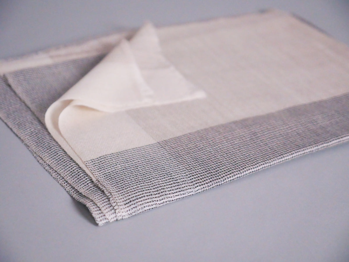 Écharpe en Cachemire et Soie Ultra-Douce. Beige et gris.