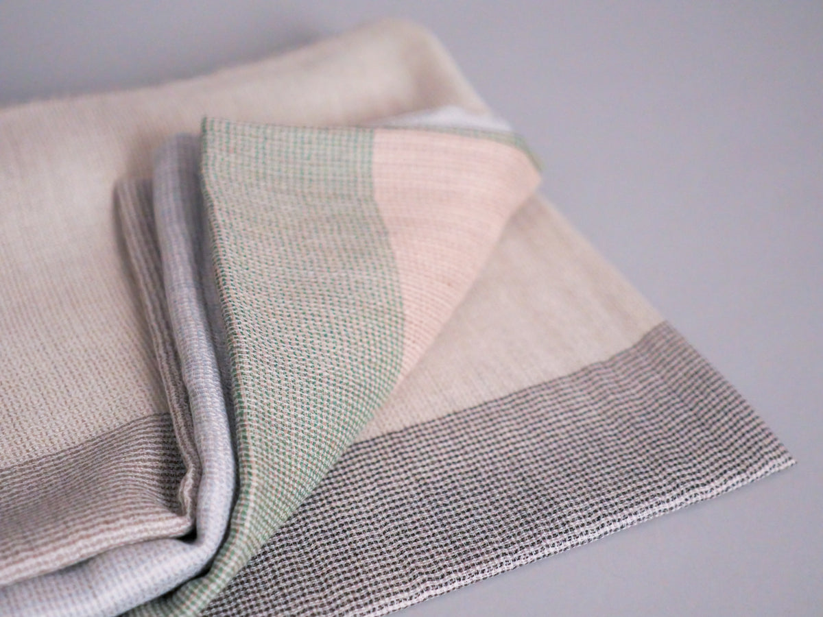 Écharpe en Cachemire et Soie Ultra-Douce. Beige et Gris.