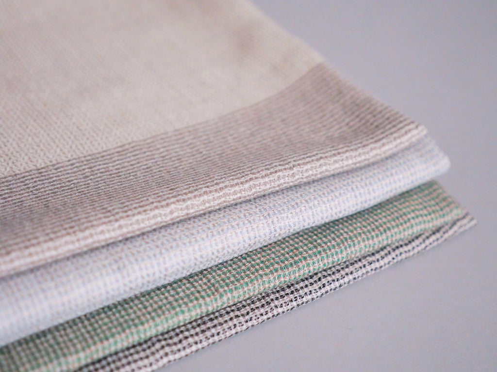 Écharpe en Cachemire et Soie Ultra-Douce. Beige et vert pâle.