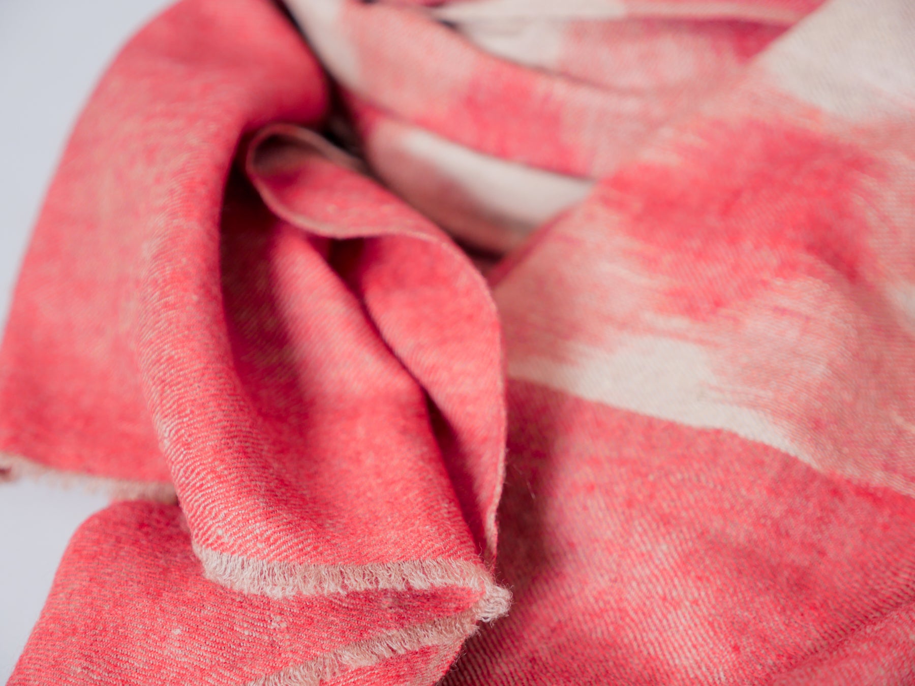 Écharpe en pur pashmina ikat, tissée à la main. Image secondaire du produit