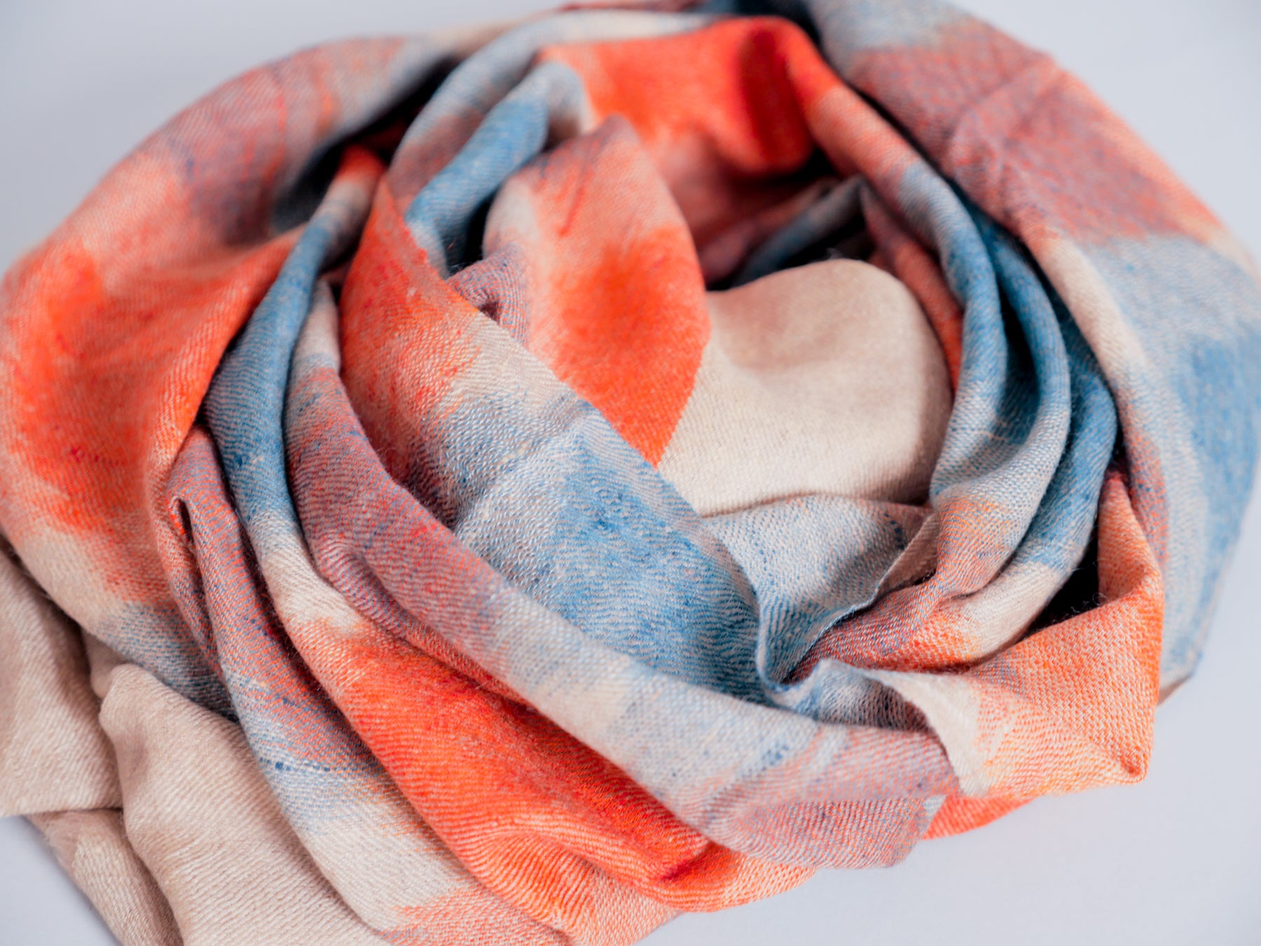 Écharpe en pur pashmina ikat, tissée à la main. Image secondaire du produit