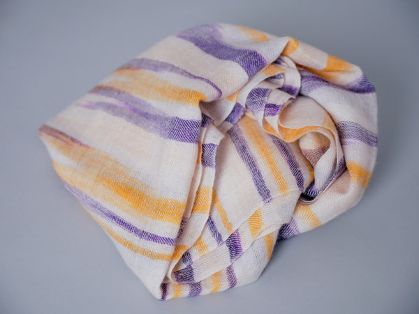Écharpe en pur pashmina ikat, tissée à la main.