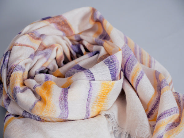 Écharpe en pur pashmina ikat, tissée à la main.