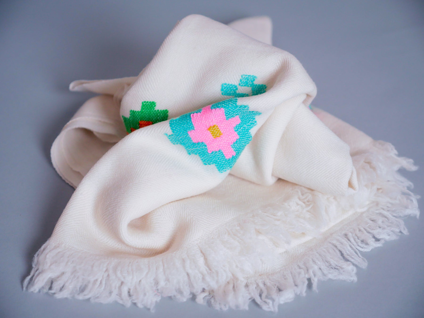 Écharpe en pashmina cachemire et laine fine tissée à la main.