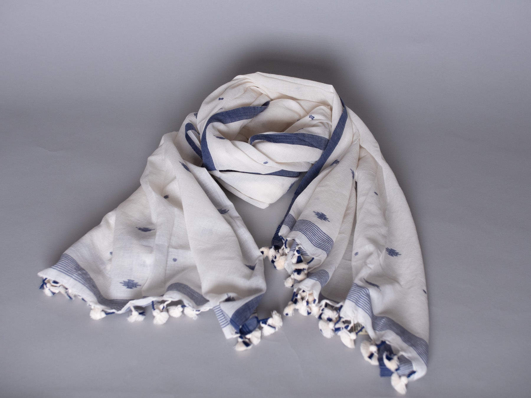 Chale Dupatta Blanc Bleu Buti Image secondaire du produit