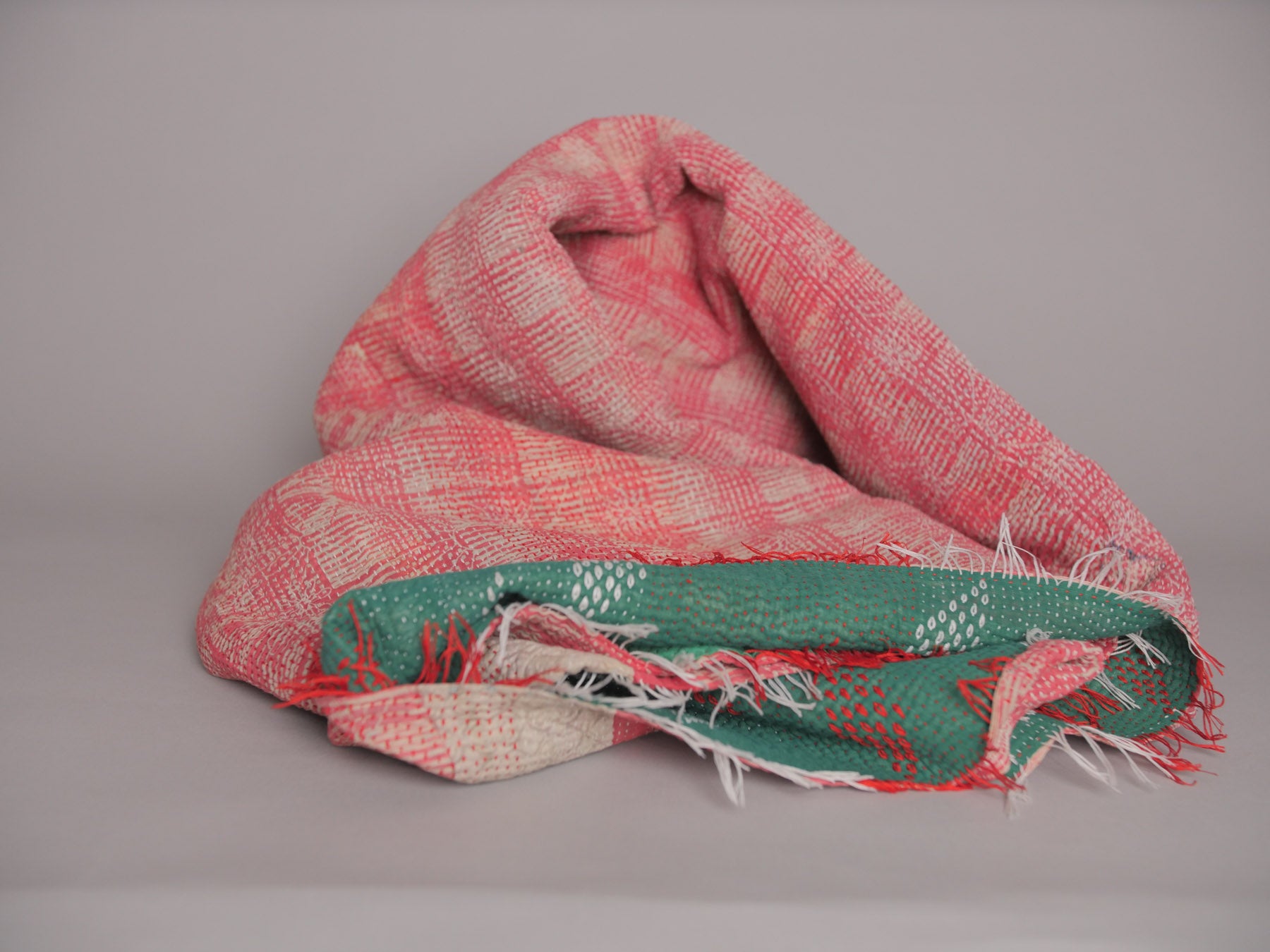 Couvre lit Kantha en textiles recyclées, vert avec bordé recto, rouge verso.
