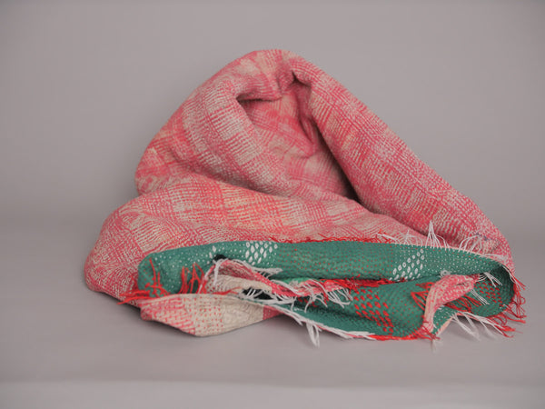 Couvre lit Kantha en textiles recyclées, vert avec bordé recto, rouge verso.