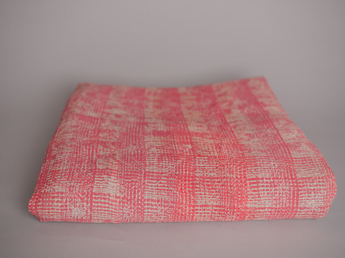 Couvre lit Kantha en textiles recyclées, rouge et vert.