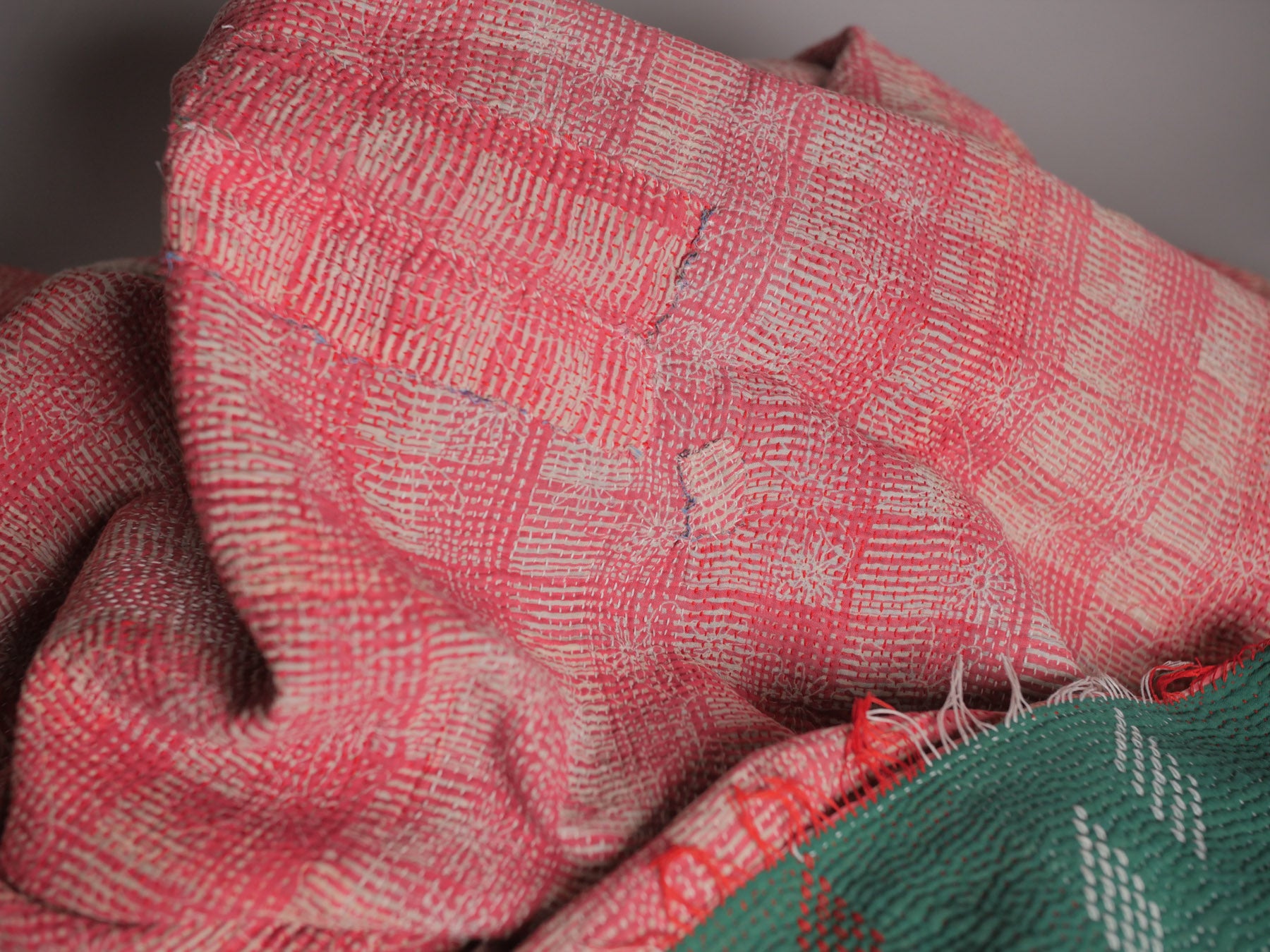 Couvre lit Kantha en textiles recyclées