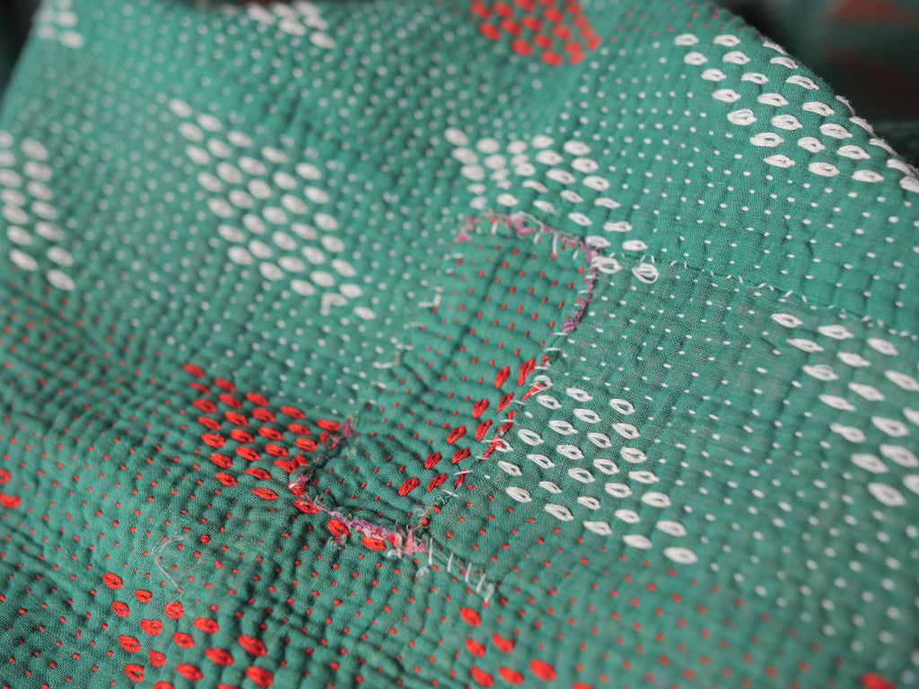 Kantha sari couvre-lit No.158 "Emerald Diamond", coton recyclé brodé à la main