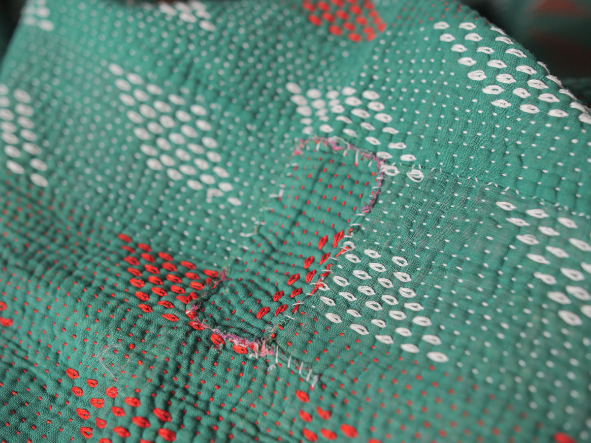Kantha sari couvre-lit No.158 "Emerald Diamond", coton recyclé brodé à la main