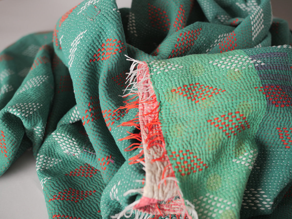Kantha sari couvre-lit No.158 "Emerald Diamond", coton recyclé brodé à la main