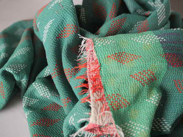 Kantha sari couvre-lit No.158 "Emerald Diamond", coton recyclé brodé à la main