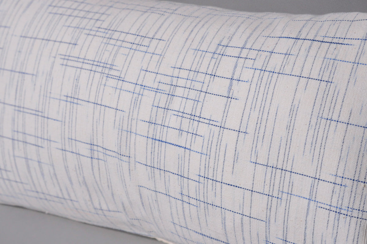 Coussin tissé main, "Graphic Paris" Blanc et bleu Image secondaire du produit