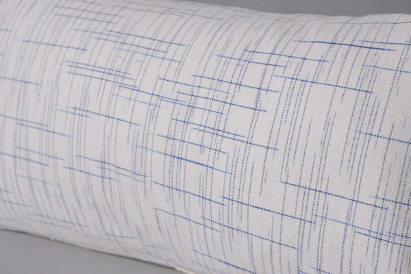 Coussin Graphic Blanc tissé main en coton, verso lin.