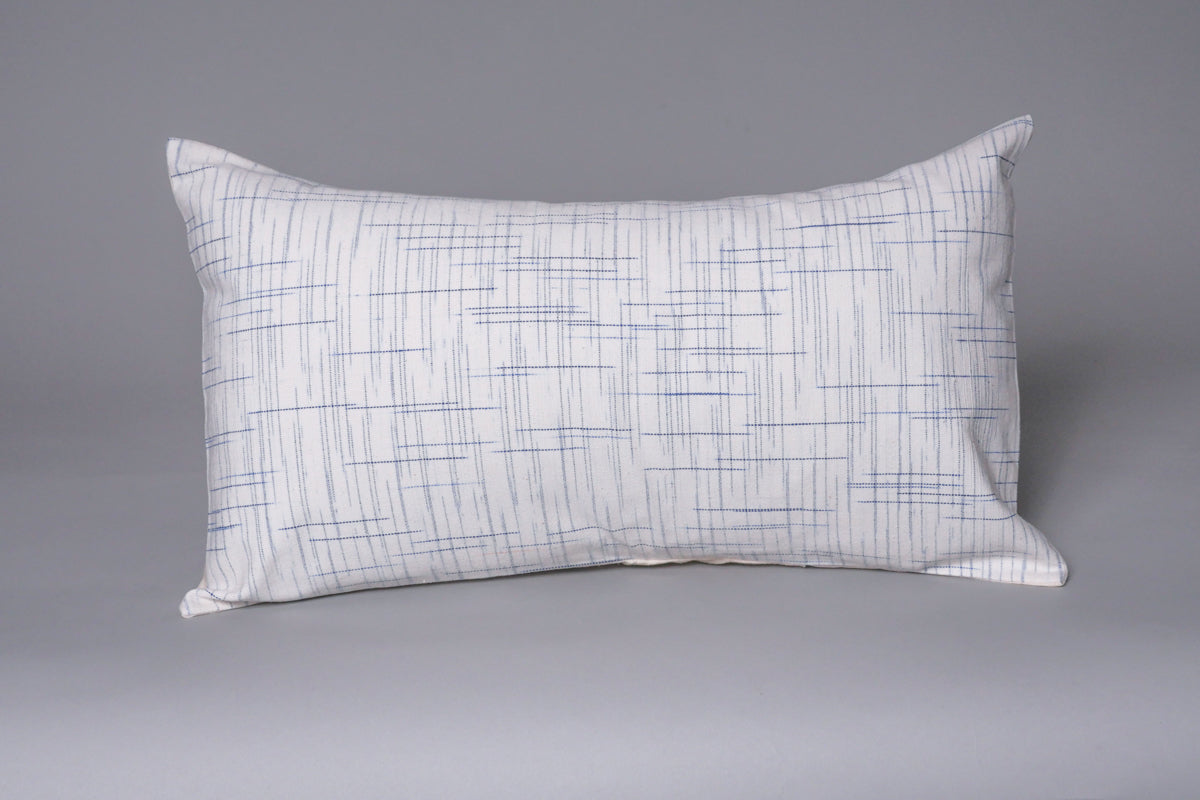 Coussin Graphic Blue tissé main en coton, verso lin. Image principale du produit