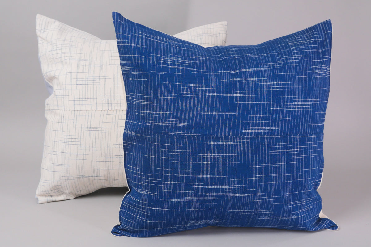 Coussin Graphic Blue  60x60 tissé main en coton, verso lin.