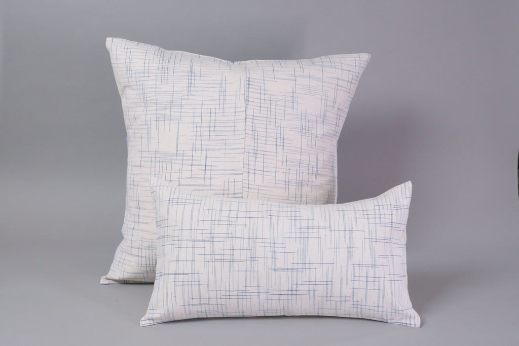 Coussin Graphic Blue tissé main en coton, verso lin.
