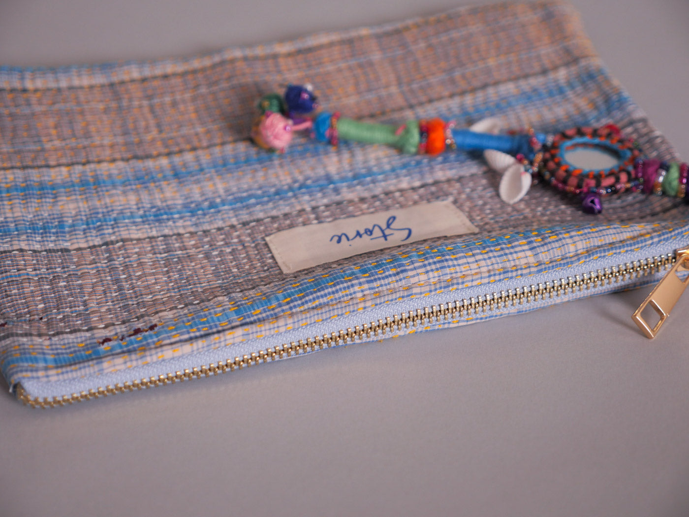Trousse en Kantha, faite main en France à partir de textiles indiens.