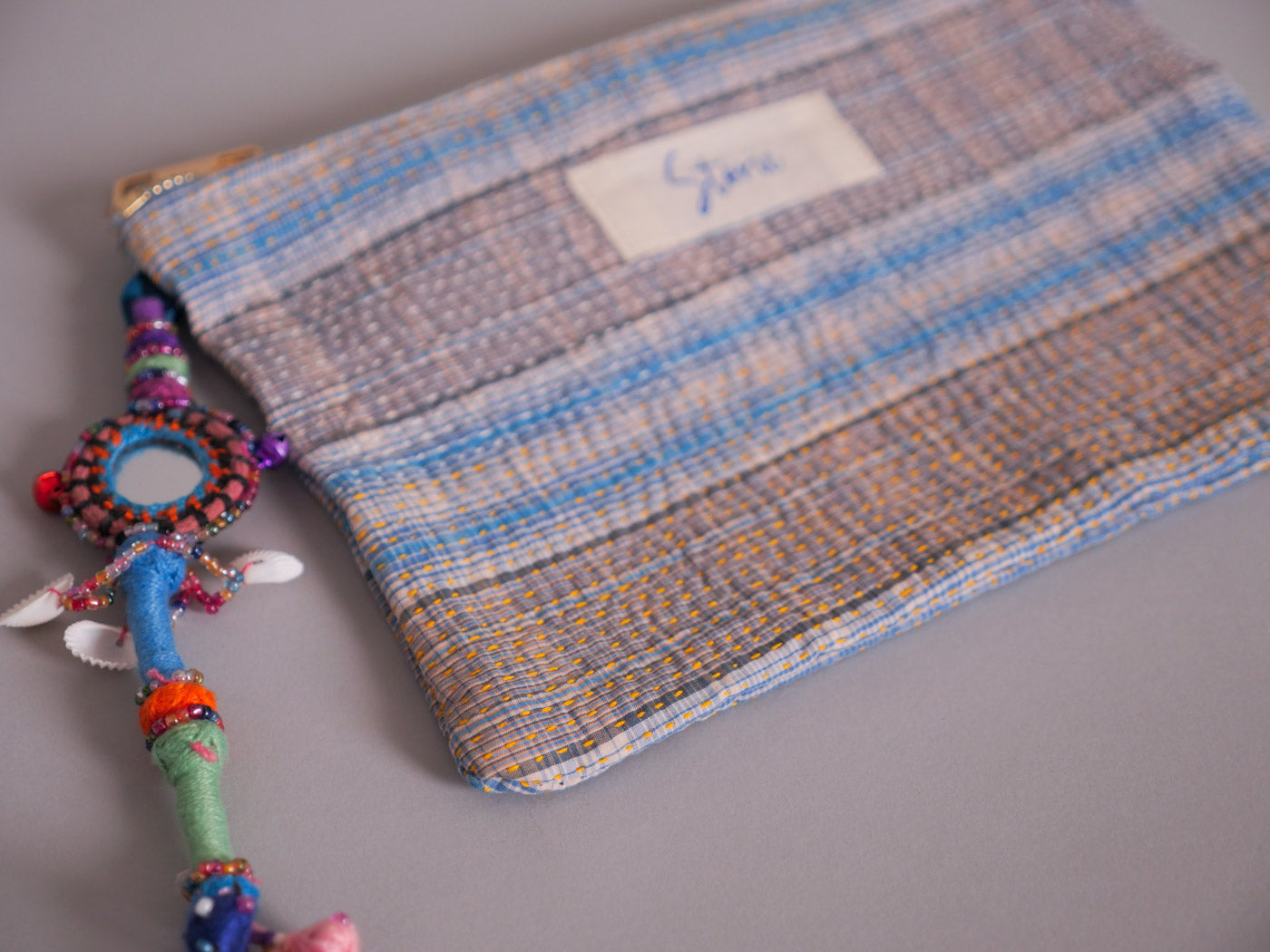 Trousse en Kantha, faite main en France à partir de textiles indiens.