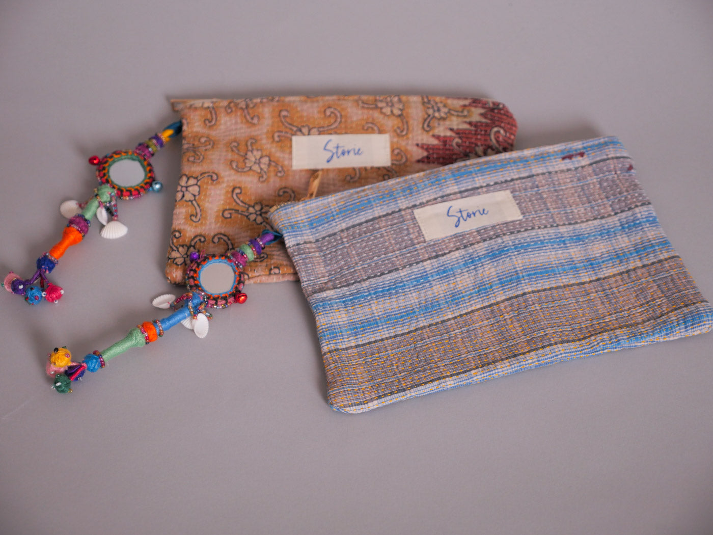 Trousse en Kantha, faite main en France à partir de textiles indiens.
