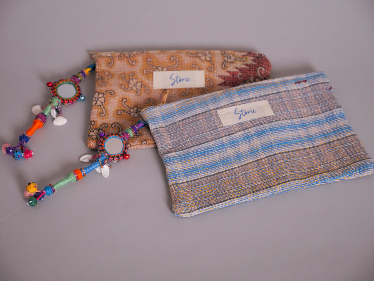 Trousse en Kantha, faite main en France à partir de textiles indiens. Image principale du produit