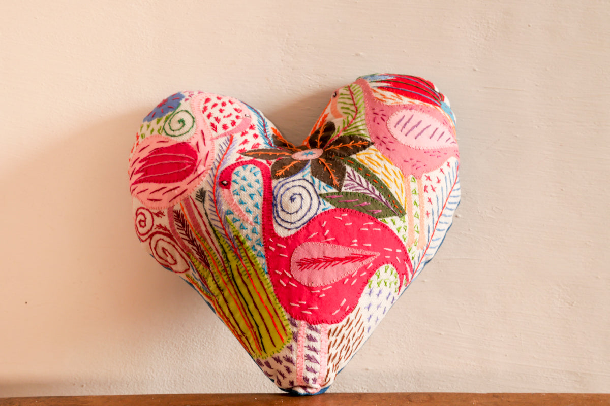 Coussin coeur brodé main. Afrique du sud. Heartworks.